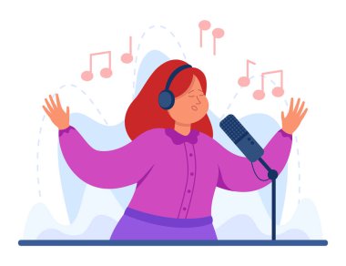 Kulaklıklı kızıl saçlı kız mikrofonun önünde şarkı söylüyor. Çizgi film vokalisti ses kaydı stüdyo düz vektör illüstrasyonunda. Müzik, sanat, ses kaydı konsepti