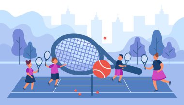 Tenis kampında ya da akademide raket eğitimi almış gençler. Düz vektör illüstrasyonuyla tenis oynayan kadın öğretmen ve bir grup oyuncu. Spor, açık hava sağlıklı aktivite konsepti