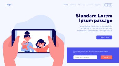 Aile fotoğrafı olan el ele tutuşmalar. Eş, anne, çocuklar düz vektör çizimi. Sancak, web sitesi tasarımı veya iniş web sayfası için teknoloji ve ilişki kavramı