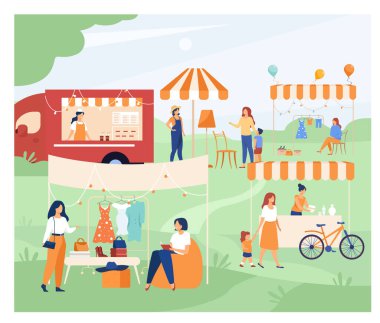 Bit pazarı düz vektör illüstrasyonundaki mutlu insanlar. Yaz fuarı sırasında parkta yürüyen çizgi film kalabalığı. Satış topluluğu ve pazar yeri kavramı