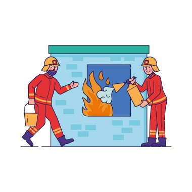 İtfaiyeciler pencereden yangını söndürüyorlar. İtfaiyeciler kontağı suluyor. İtfaiyeci acil servis konsepti. İş yapan üniformalı insanlardan profesyonel yardım