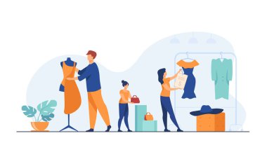 Tasarımcılar butikte satış odası düzenliyor. İnsanlar mankeni kumaşa sarıp, giysileri asıp raflara fiyat koyuyorlar. Kıyafet üretimi, moda evi, terzi dükkânı konsepti için vektör illüstrasyonu