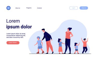 Büyük bir aile dışarıda yürüyor.