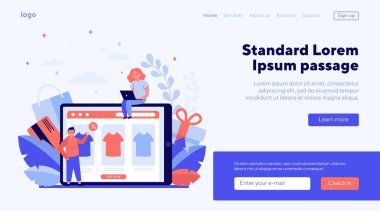 İnternetten kıyafet alan mutlu insanlar. Tişört, yüzde, müşteri düz vektör çizimi. Sancak, web sitesi tasarımı veya iniş web sayfası için e-ticaret ve dijital teknoloji kavramı