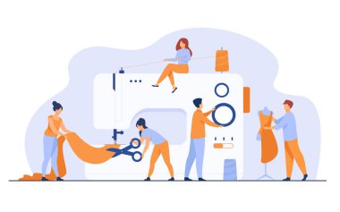 Minik terziler dikiş makinesi düz vektör illüstrasyonunda kıyafet ve giysi yaratıyorlar. Mankenlerle çalışan kadınlar ve erkekler. Moda tasarım endüstrisi ve tekstil sektörü konsepti