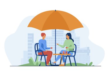 Sokak kafesinde oturan ve konuşan gençler. Kahve, dostum, gevşeme düz vektör çizimi. Pankart, web sitesi tasarımı veya iniş sayfası için iletişim ve boş zaman kavramı