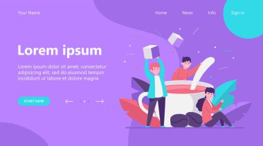 Minik insanlar, büyük bir fincan kahvenin içine şeker karıştırıyorlar. Kahve molasında çizgi film çalışanları. Sıcak içecekler ve dinlenme konsepti