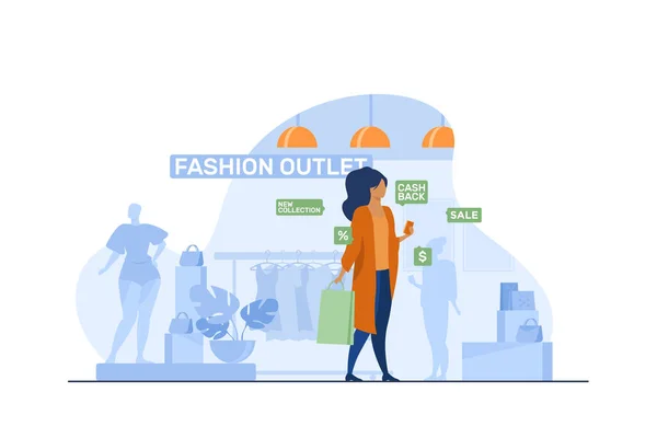 ファッションアウトレットで訪れる女性の顧客 ショップの近くに携帯電話やバッグを持つ女性は フラットベクトルイラストを表示します バナー ウェブサイトのデザインやランディングウェブページのショッピング 小売コンセプト — ストックベクタ