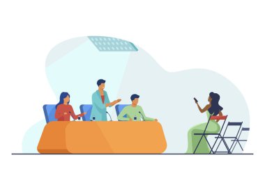 Basın konferansında konuşan pozitif memurlar. Düz vektör illüstrasyonlu ses kaydedici tutan gazeteciler. Gazetecilik, duyuru, afiş, web sitesi tasarımı veya iniş web sayfası için etkinlik kavramı