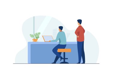 Adam dizüstü bilgisayarda çalışıyor ve patron izliyor. İş, masa, bilgisayar düz vektör çizimi. Sancak, web sitesi tasarımı veya iniş web sayfası için meslek ve dijital teknoloji kavramı