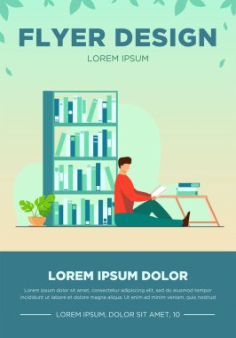 Ev kütüphanesinde kitap okuyan mutlu adam.