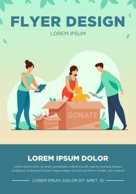 Gönüllüler bağış kutularını paketliyor