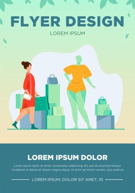 Kadın moda mağazasından alışveriş yapıyor.