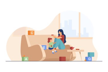 Mutlu anne ve küçük kız evde oynuyorlar. Çay içmek, oyuncak blokları, ebeveyn ve çocuk düz vektör çizimi. Ebeveynlik, annelik, afiş için aile kavramı, web sitesi tasarımı veya iniş sayfası