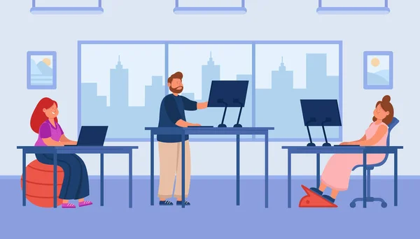 オフィスオープンスペースのコンピュータで働く漫画の従業員 女性は机に座って 男性は平らなベクトルイラスト立っている バナー ウェブサイトのデザインやランディングウェブページのための家具 職場の概念 — ストックベクタ