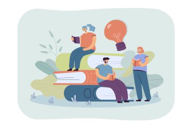 Küçük mutlu öğrenciler düz vektör resimleme kitapları okuyor. Çizgi roman kurdunun yanında oturan ya da kitap yığınının yanında duran insanlar. Kütüphane ve Eğitim Konsepti