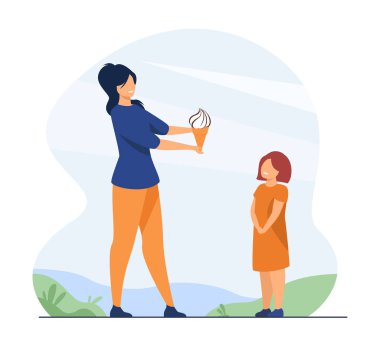 Anne ve çocuk parkta yürüyor. Anne kızına dondurma veriyor. Düz vektör çizimi. Aile aktiviteleri, birlikte boş zaman geçirme konsepti afiş, web sitesi tasarımı veya iniş web sayfası