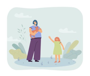 Anne kediyi elinde tutuyor ve kızı da yanında duruyor. Güzel bir hayvanı okşayan, birlikte zaman geçiren bir kadın. Sancak, web sitesi tasarımı veya iniş web sayfası için hayvan yoldaşlığı kavramı