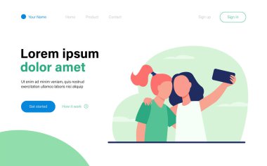 Akıllı telefondan selfie çeken iki kız. Arkadaş, telefon, fotoğraf düz vektör çizimi. Sancak, web sitesi tasarımı veya iniş web sayfası için arkadaşlık ve dijital teknoloji kavramı