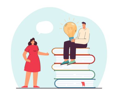 Kitapların üzerinde oturan bir adamla konuşan bir kadın. Düz vektör çizimi. Küçük insanlar, dev kitap yığınları, elinde ampul tutan bir adam. Yaratıcılık, edebiyat, hayal gücü, fikir, bilgi kavramı