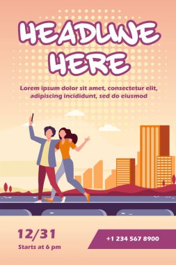 Köprüde şehir manzarasıyla selfie çeken genç bir çift. Turist, akıllı telefon, deniz düzlüğü çizimi. Pankart, web sitesi tasarımı veya iniş web sayfası için tatil ve seyahat kavramı
