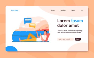 Genç adam çayırda uzanıyor ve telefonla sohbet ediyor. Akıllı telefon, sosyal medya, park yassı vektör çizimi. Sancak, web sitesi tasarımı veya iniş web sayfası için iletişim ve dijital teknoloji kavramı