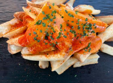 Geleneksel baharatlı patateslerin yakın çekim görüntüsü.