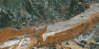 Renkli mermer taş dokusu, doğal mineral detayı.