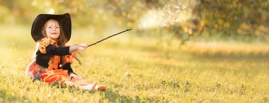 Cadılar Bayramı 'nda fotokopi uzayından sihirli bir resim, cadı kız sihirbazlık yapıyor, kopya alanı olan bir pankart.