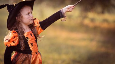 Küçük cadı kız Cadılar Bayramı 'nda eğleniyor..