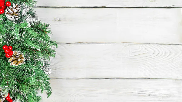 Fluffy gran jul gren i sidovy på trä ljus vit bakgrund och kopiera utrymme. Jul bakgrund, foto för ett vykort eller presentpåse Stockfoto