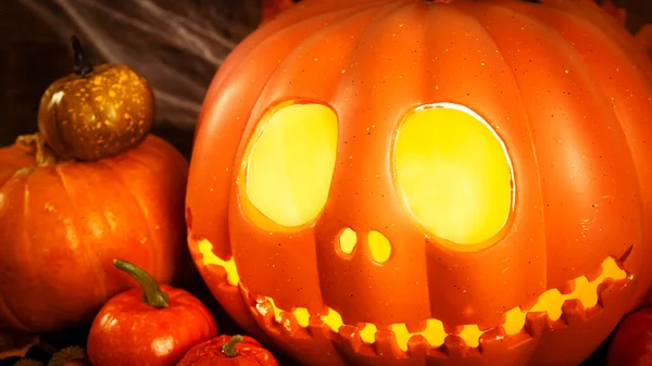 호박 머리 잭 오 랜턴 (Jack-o-lantern) 과 다른 작은 호박 (pumpkins), 원추세포, 오크, 거미 그물 (acorns) — 스톡 사진
