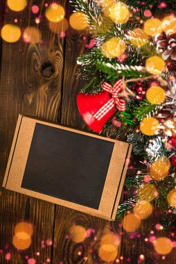 Ağaç üstü görünümünün altında kopyalama alanı olan bir hediye