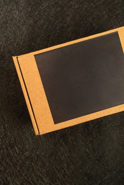 Ağaç üstü görünümünün altında kopyalama alanı olan bir hediye