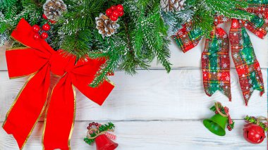  Beyaz ahşap bir arka planda kırmızı Noel bayrağı. Noel arkaplanı, kartpostal ya da hediye paketi için fotoğraf.