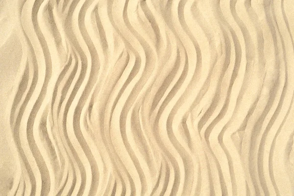 Рисование волн на песке на пляже, рисунок песка — стоковое фото