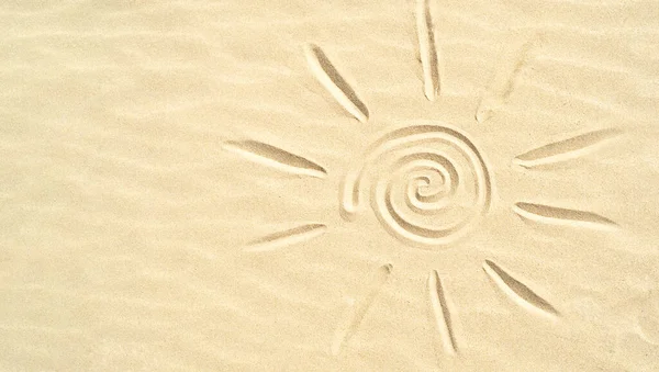 Slunce se kreslí na písek prstem z kopírovacího prostoru — Stock fotografie