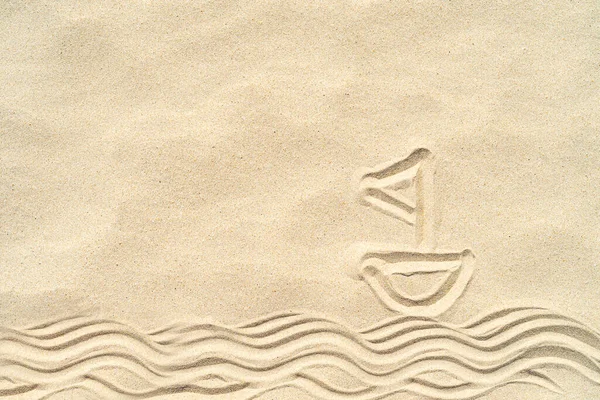 Loď na vlnách namalovaných v písku — Stock fotografie