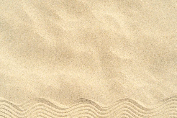Kreslení vln na písku na pláži, pískový vzor — Stock fotografie