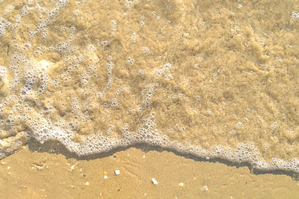 Písek s kameny a mořskou vodou horní pohled pozadí — Stock fotografie