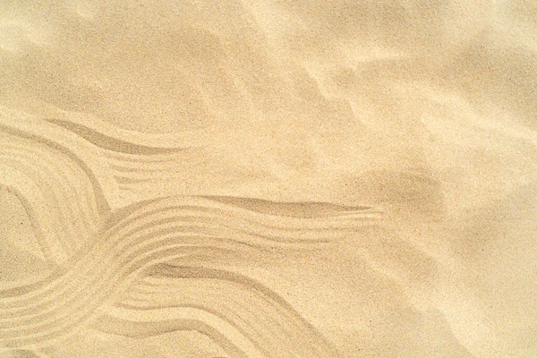 Рисование волн на песке на пляже, рисунок песка — стоковое фото