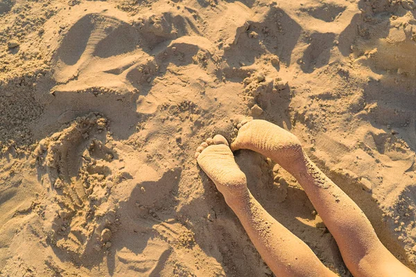 Dětské Nohy Pláži Písku Horní Pohled Kopírovacím Prostorem — Stock fotografie