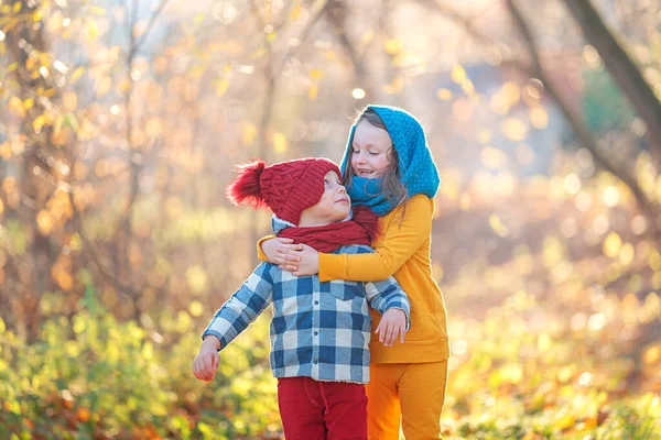 Abrazos de niños, concepto contra la guerra, vida pacífica —  Fotos de Stock