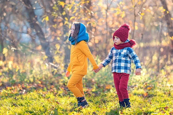 Abrazos de niños, concepto contra la guerra, vida pacífica —  Fotos de Stock