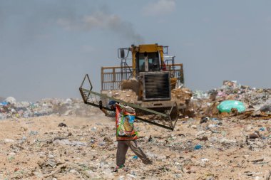 Göçmen çöpçüler şehir çöplüğünde çalışıyor.