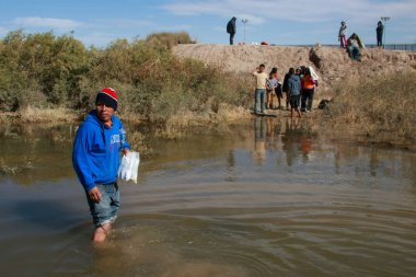 Juarez, Meksika, 12-08-2018 düzinelerce insan siyasi sığınma talebinde bulunmak için Meksika ile ABD arasındaki Rio Bravo doğal sınırını geçti.