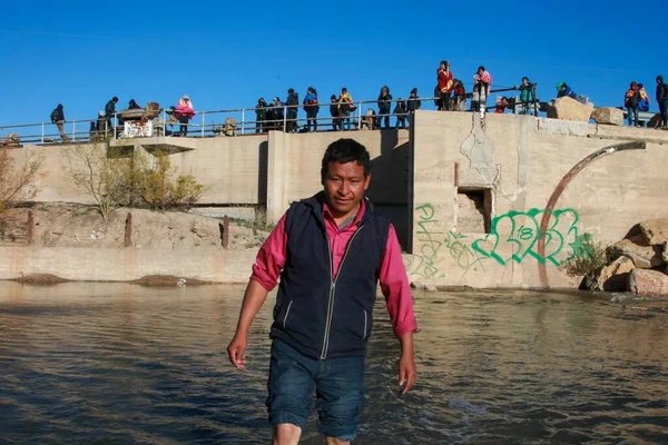 12-13-2018 düzinelerce göçmen siyasi sığınma talebinde bulunmak için Meksika ve ABD arasındaki sınırı geçti.