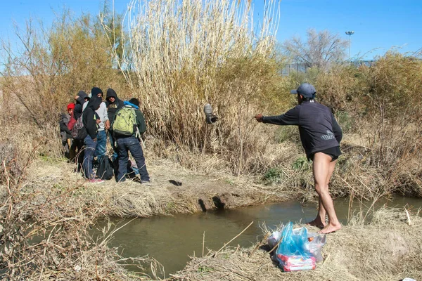 12-13-2018. Düzinelerce insan Meksika ve ABD arasındaki Rio Bravo doğal sınırını geçerek siyasi sığınma talebinde bulundu.