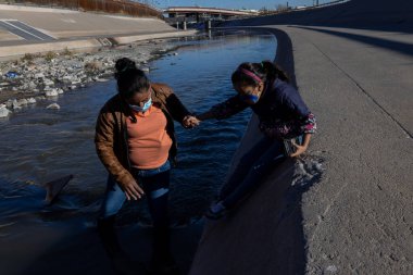 12-10-2021 Orta Amerikalı kadın oğluyla birlikte Meksika ve Amerika Birleşik Devletleri sınırını geçerek insani sığınma talebiyle sınır devriyesine teslim oldu..