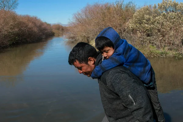 2018 Guatemalan Man Carries His Son His Back While Cross — Stock Photo, Image